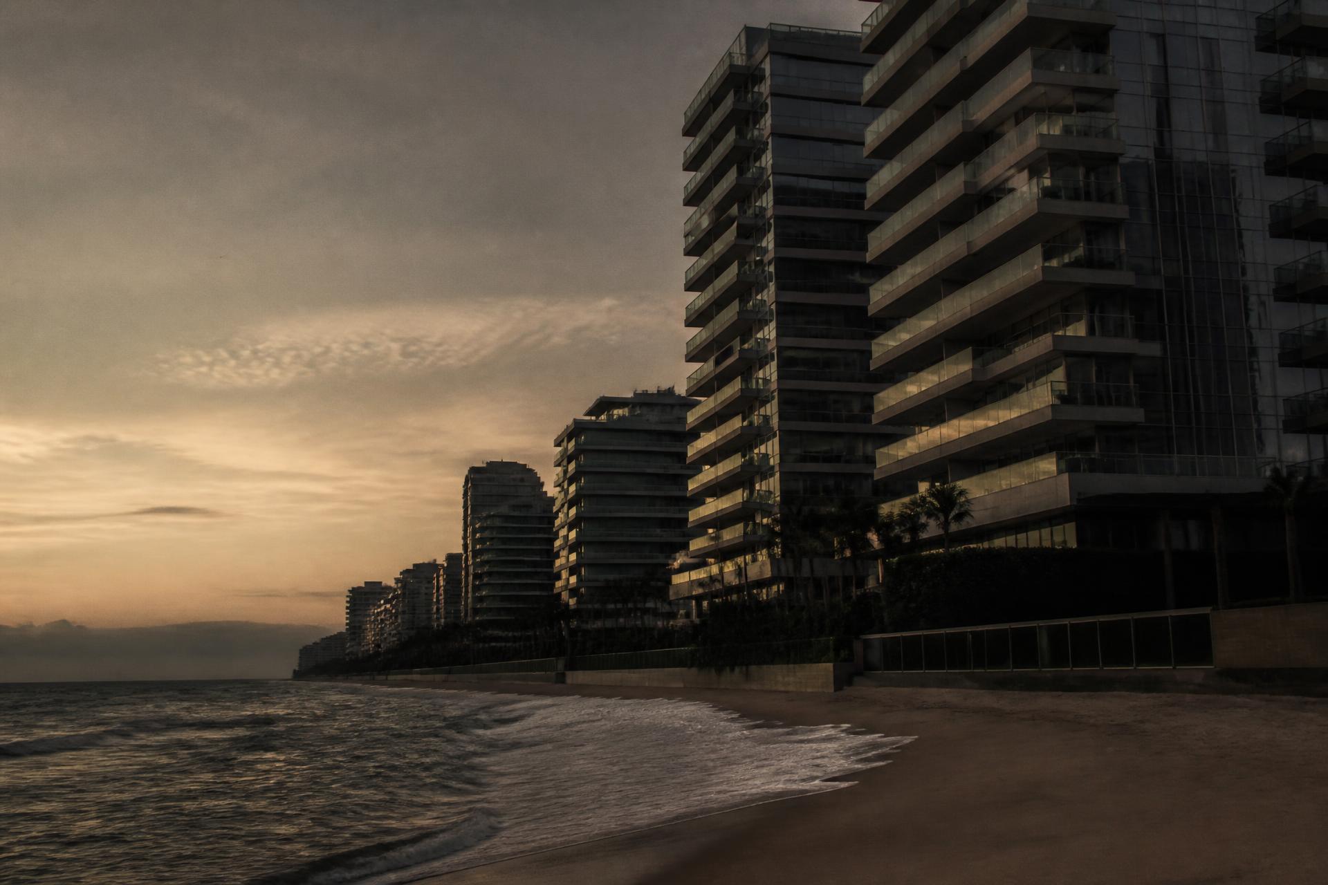 Arquitetura residencial contemporânea à beira-mar no Rio de Janeiro